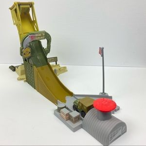 Mattel Disney Cars Sarge's Stuntin' Surplus Playset with Sarge Vehicle